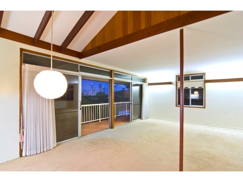 9 Petersen  Avenue, Southport QLD 4215