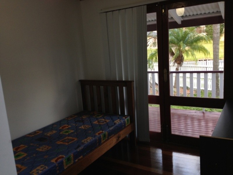 39 Warana Avenue, Southport QLD 4215