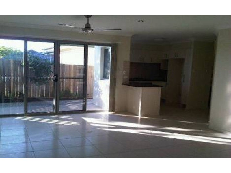 1/8 Fourth Avenue, Labrador QLD 4215