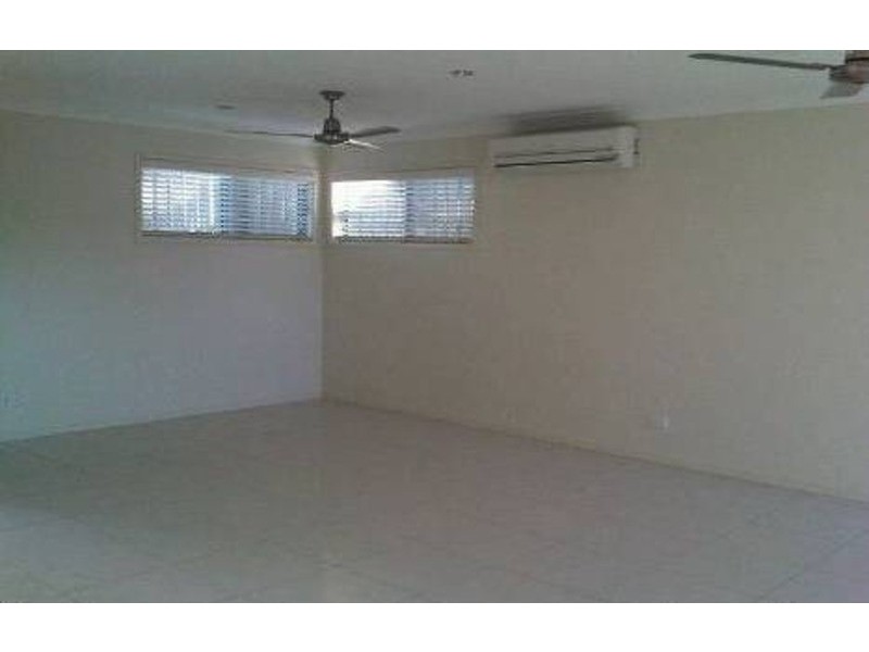 1/8 Fourth Avenue, Labrador QLD 4215