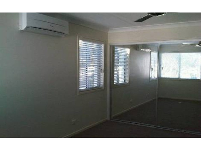 1/8 Fourth Avenue, Labrador QLD 4215