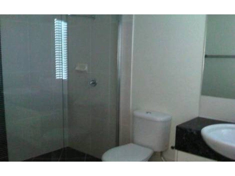 1/8 Fourth Avenue, Labrador QLD 4215