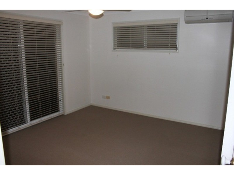 2/129 Eugaree Street, Southport QLD 4215