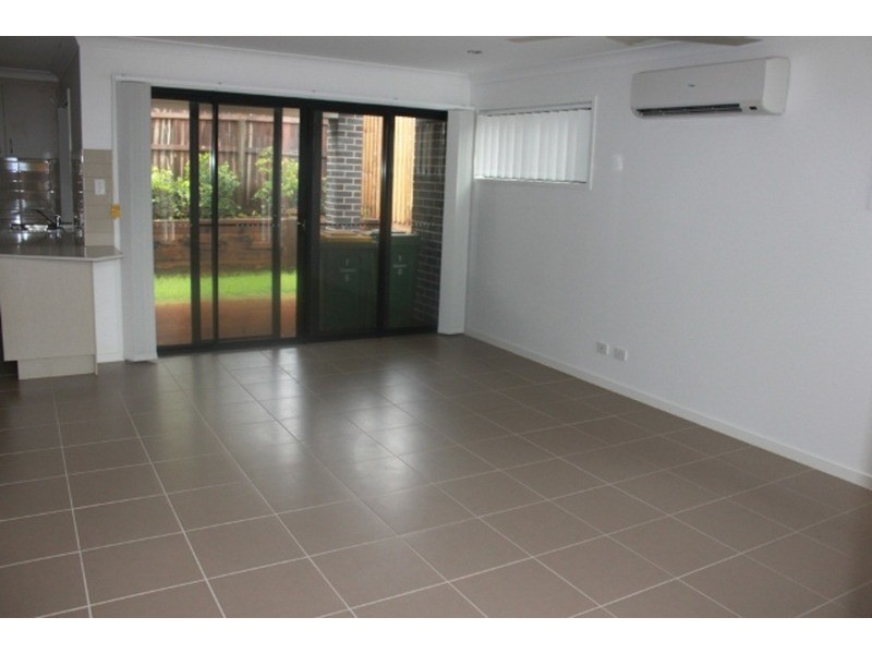 1/6 Fourth Avenue, Labrador QLD 4215