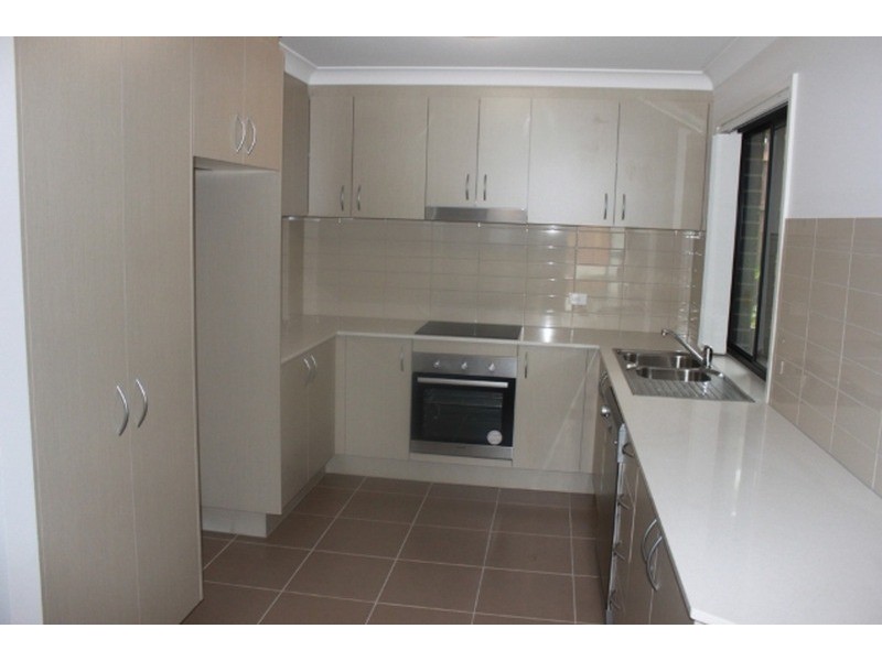 1/6 Fourth Avenue, Labrador QLD 4215