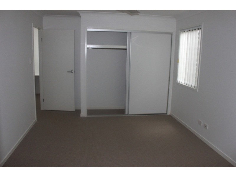 1/6 Fourth Avenue, Labrador QLD 4215