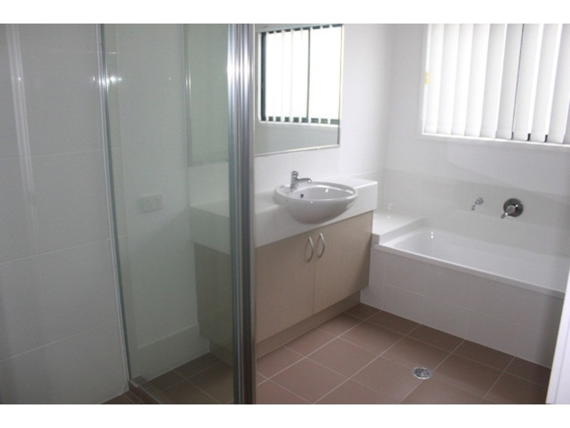 1/6 Fourth Avenue, Labrador QLD 4215