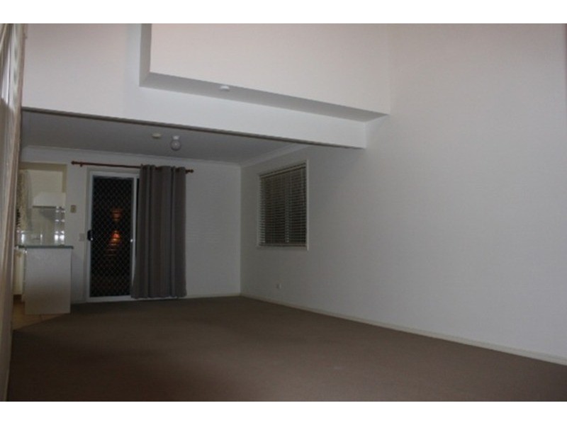 2/129 Eugaree Street, Southport QLD 4215