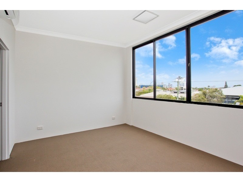 1/37 Central Street, Labrador QLD 4215