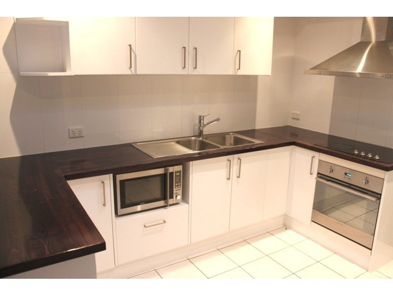 2/198 Whiting Street, Labrador QLD 4215