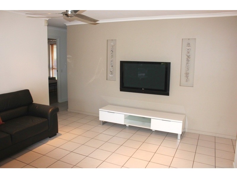 2/198 Whiting Street, Labrador QLD 4215