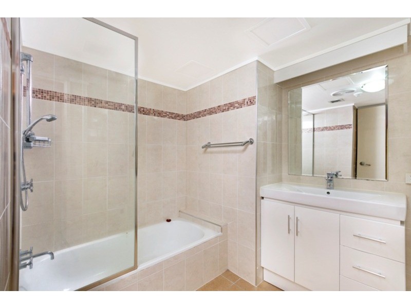1b/114 Marine Parade, Southport QLD 4215