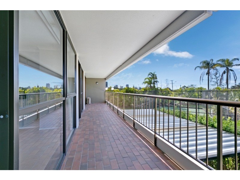 1b/114 Marine Parade, Southport QLD 4215