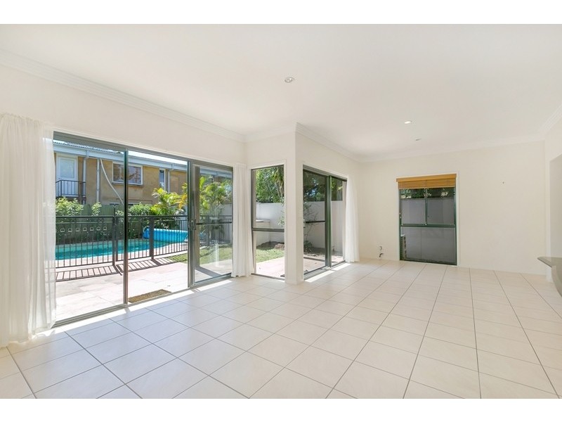 5 Yacht Street, Southport QLD 4215