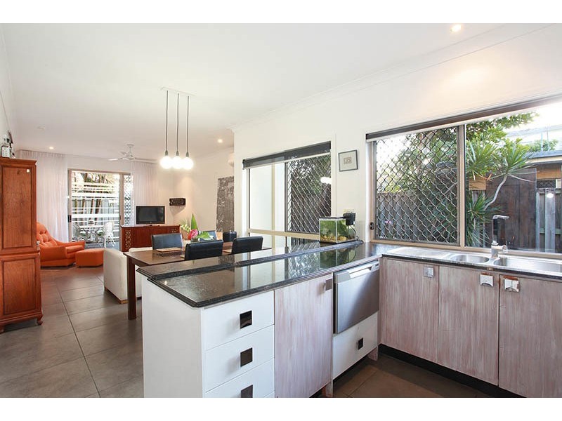 2/4 Bradbrook Street, Southport QLD 4215