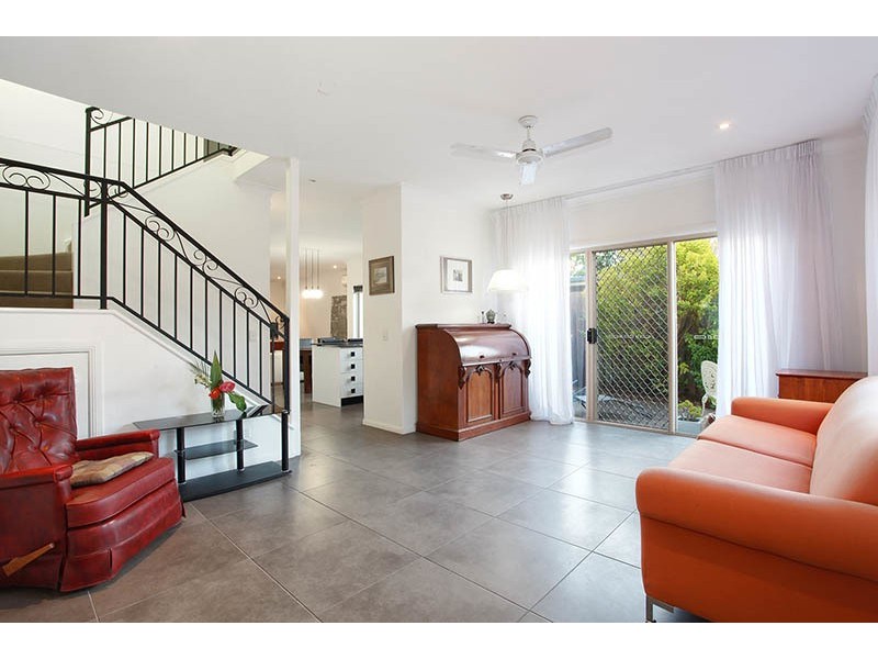 2/4 Bradbrook Street, Southport QLD 4215