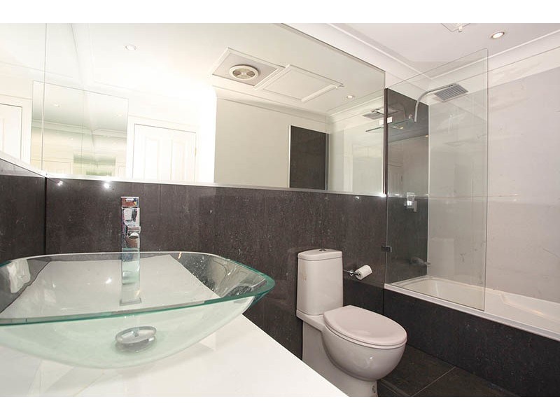 2/4 Bradbrook Street, Southport QLD 4215