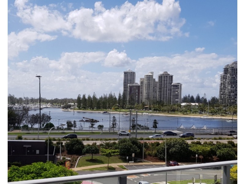 @/4 Como Crescent, Southport QLD 4215