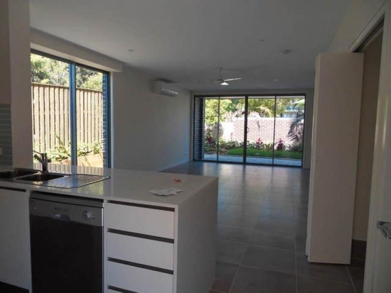 2/39 Gordon Street, Labrador QLD 4215