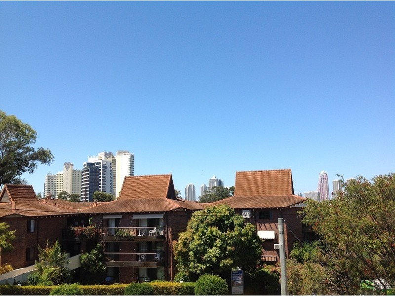 8/6 Lenneberg Street, Southport QLD 4215