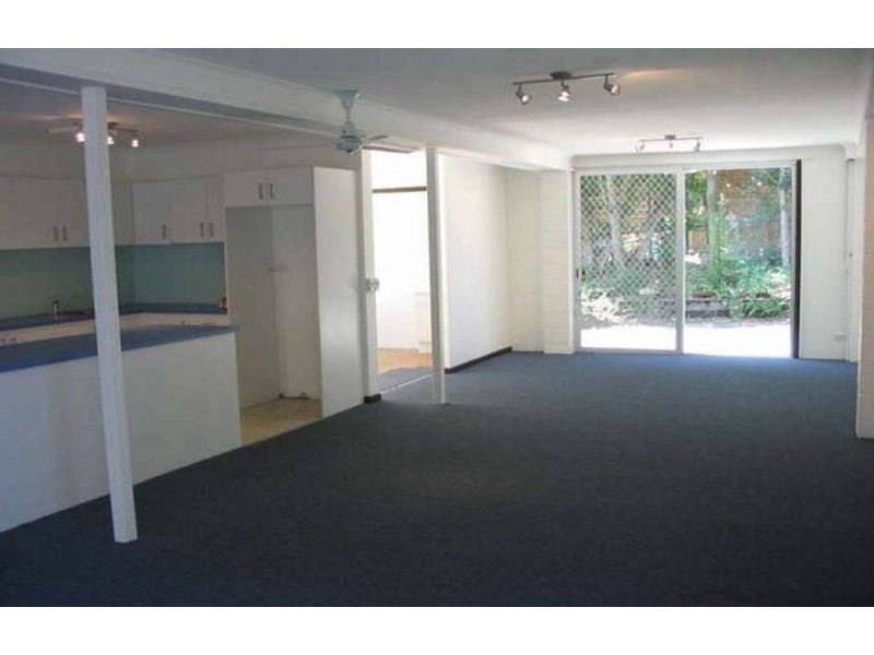 71 Ridgeway Avenue, Southport QLD 4215