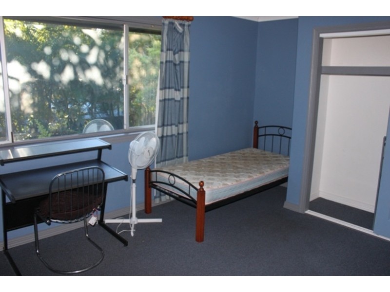 37 Kumbari Avenue, Southport QLD 4215