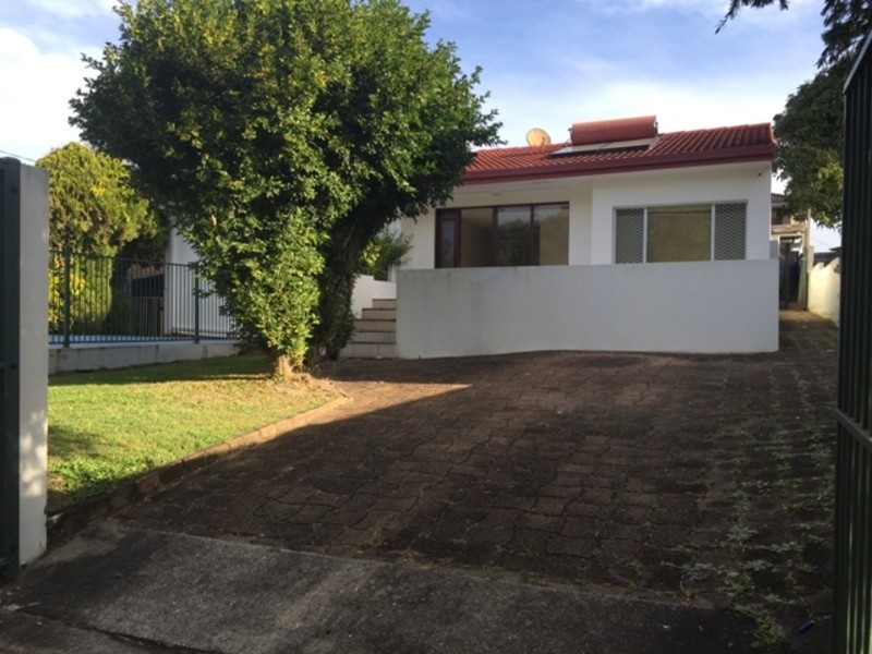 8 Cooleroo Street, Southport QLD 4215