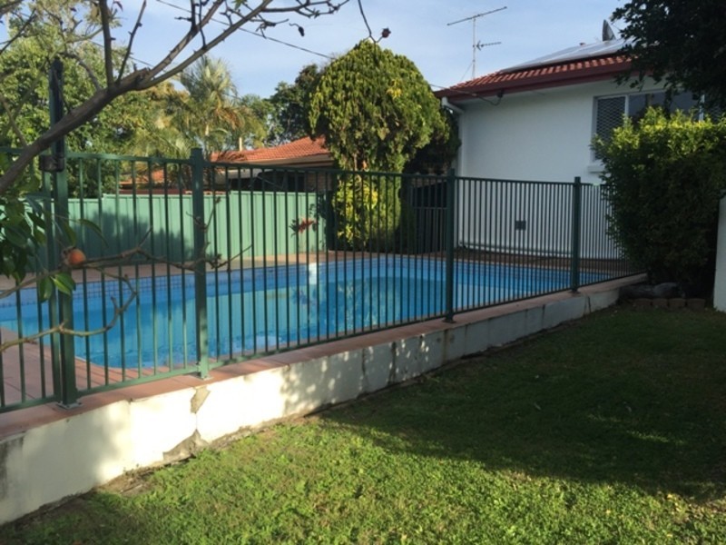 8 Cooleroo Street, Southport QLD 4215