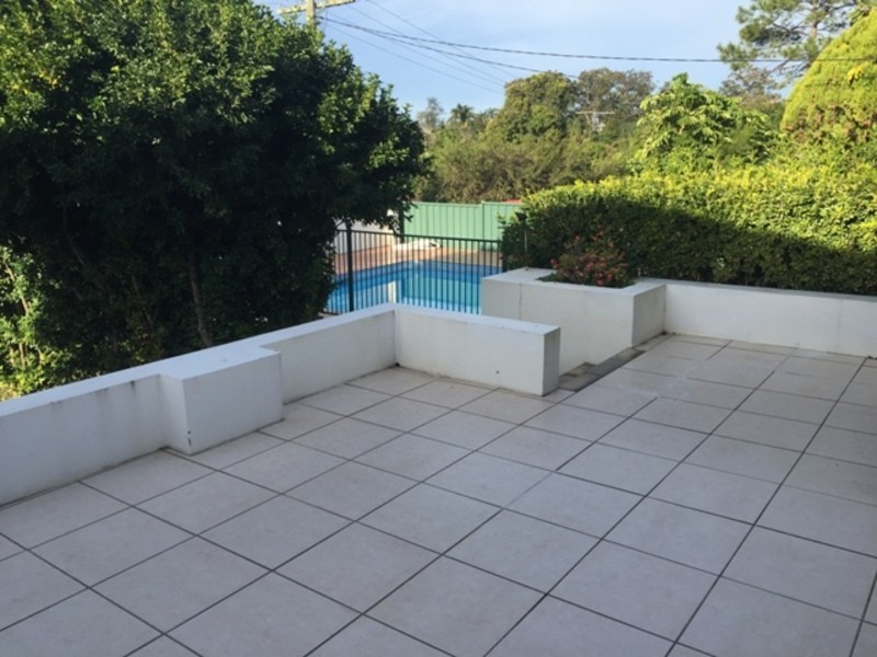 8 Cooleroo Street, Southport QLD 4215