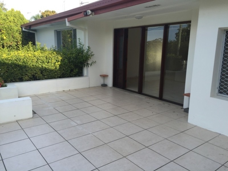 8 Cooleroo Street, Southport QLD 4215