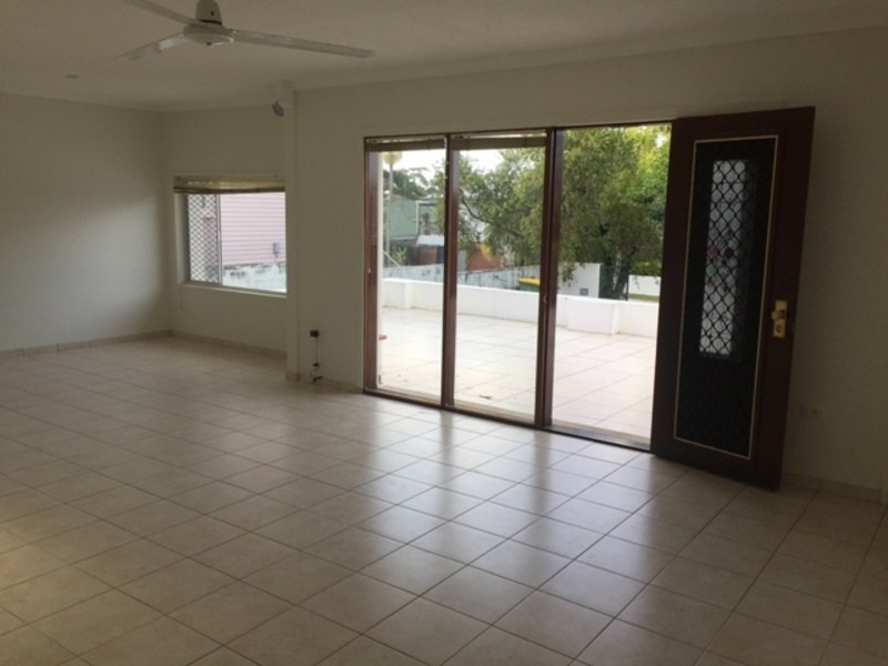 8 Cooleroo Street, Southport QLD 4215