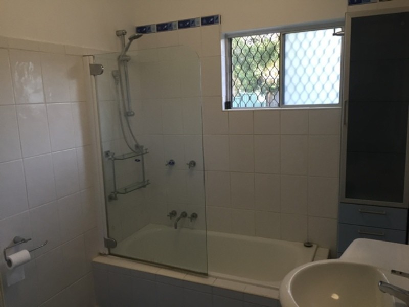 8 Cooleroo Street, Southport QLD 4215