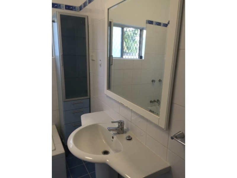 8 Cooleroo Street, Southport QLD 4215