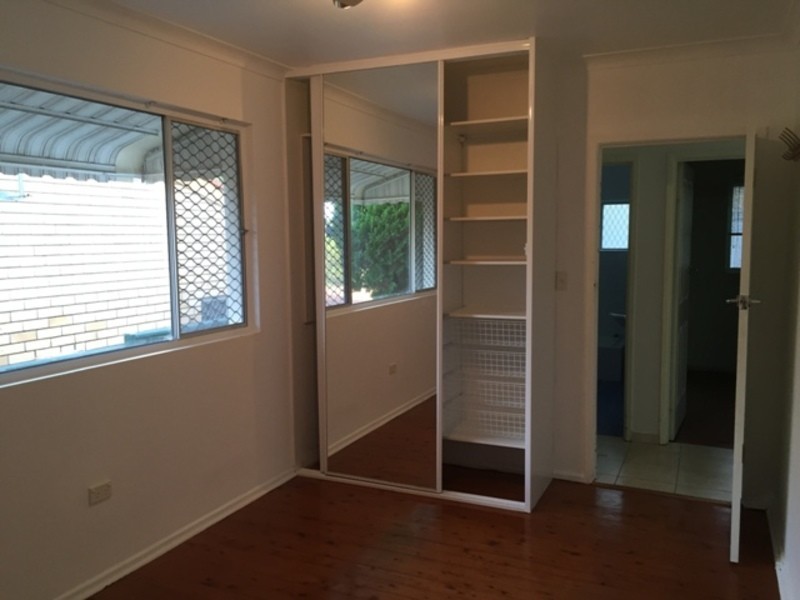 8 Cooleroo Street, Southport QLD 4215