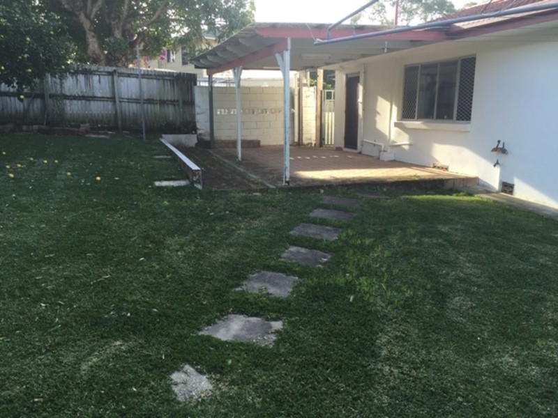 8 Cooleroo Street, Southport QLD 4215