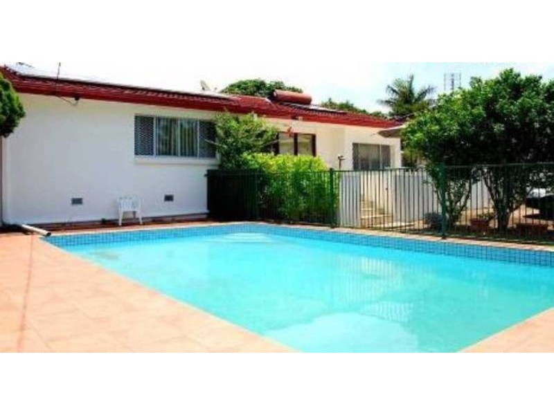 8 Cooleroo Avenue, Southport QLD 4215