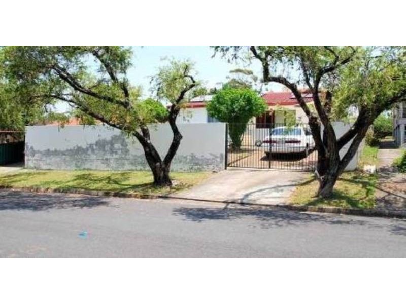 8 Cooleroo Avenue, Southport QLD 4215