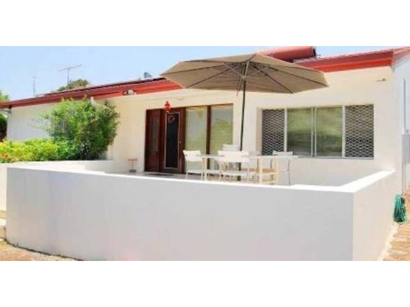 8 Cooleroo Avenue, Southport QLD 4215