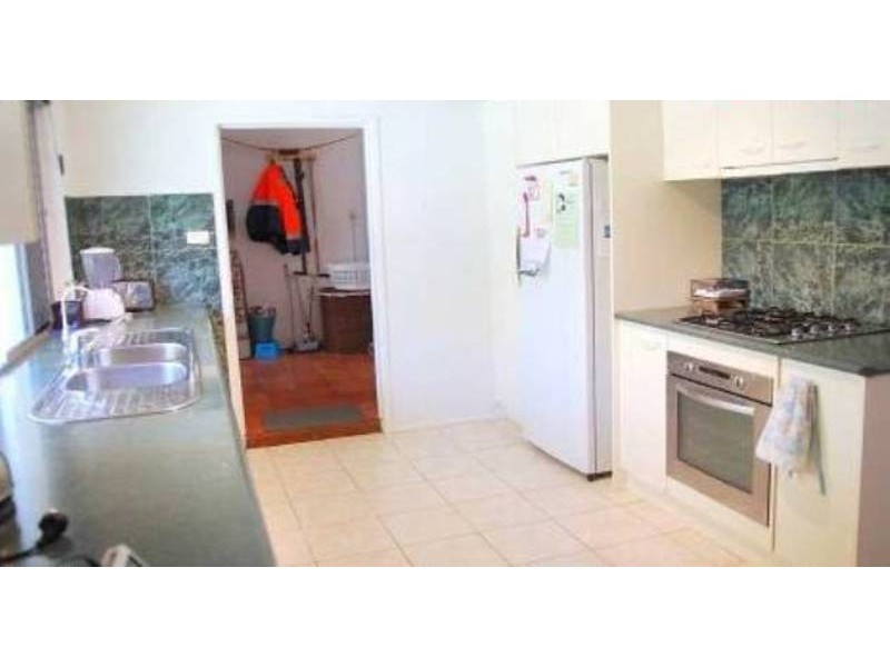 8 Cooleroo Avenue, Southport QLD 4215