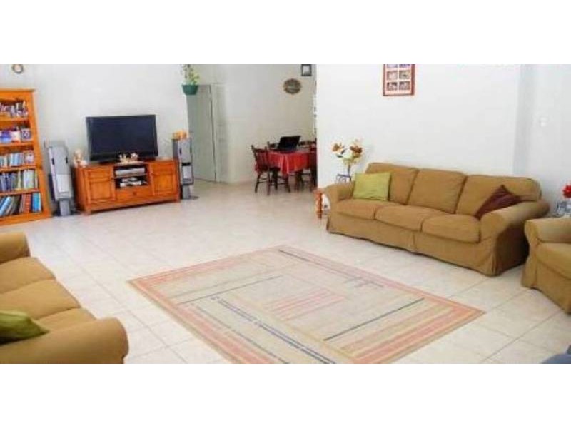 8 Cooleroo Avenue, Southport QLD 4215