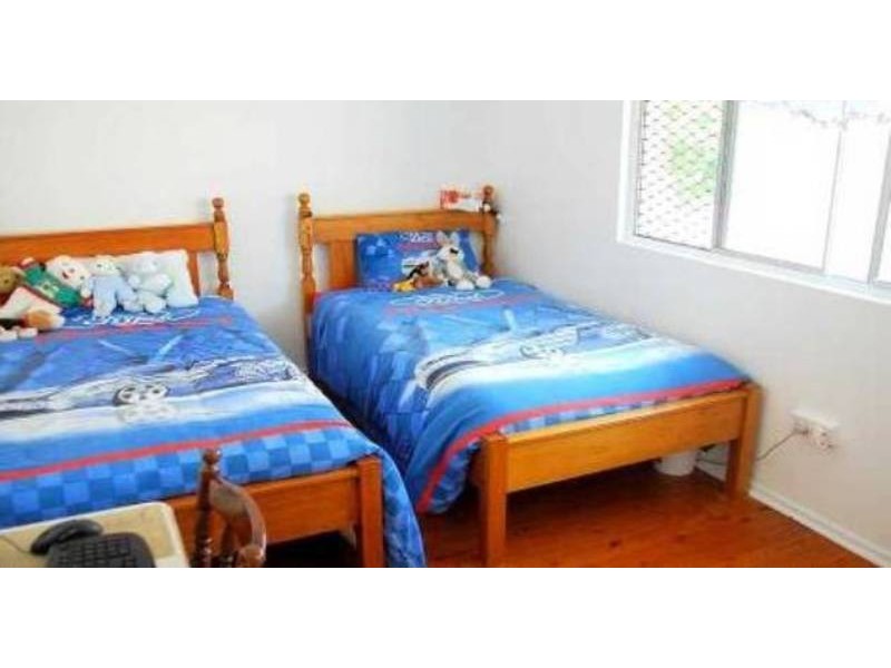 8 Cooleroo Avenue, Southport QLD 4215