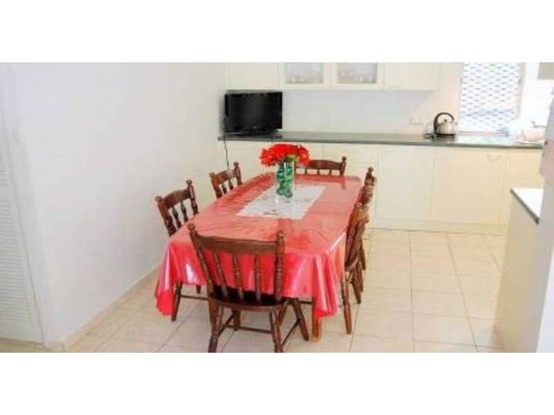 8 Cooleroo Avenue, Southport QLD 4215