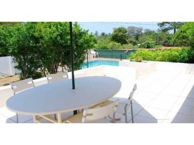 8 Cooleroo Avenue, Southport QLD 4215