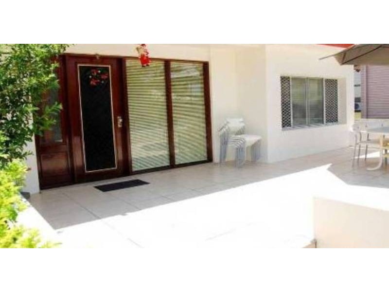 8 Cooleroo Avenue, Southport QLD 4215