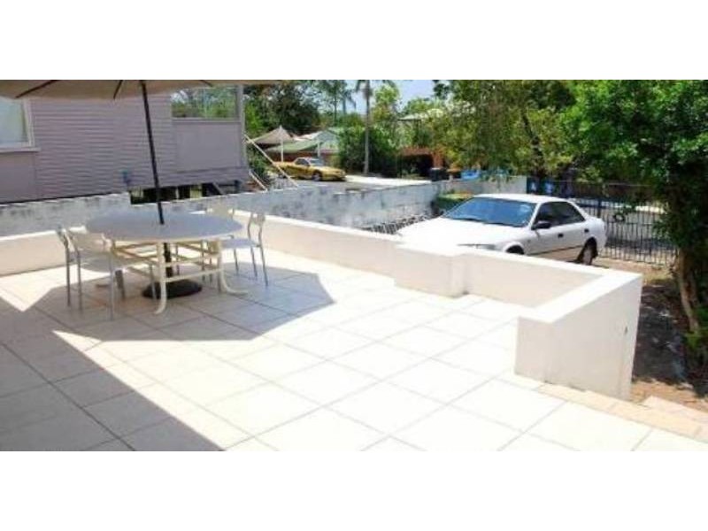 8 Cooleroo Avenue, Southport QLD 4215