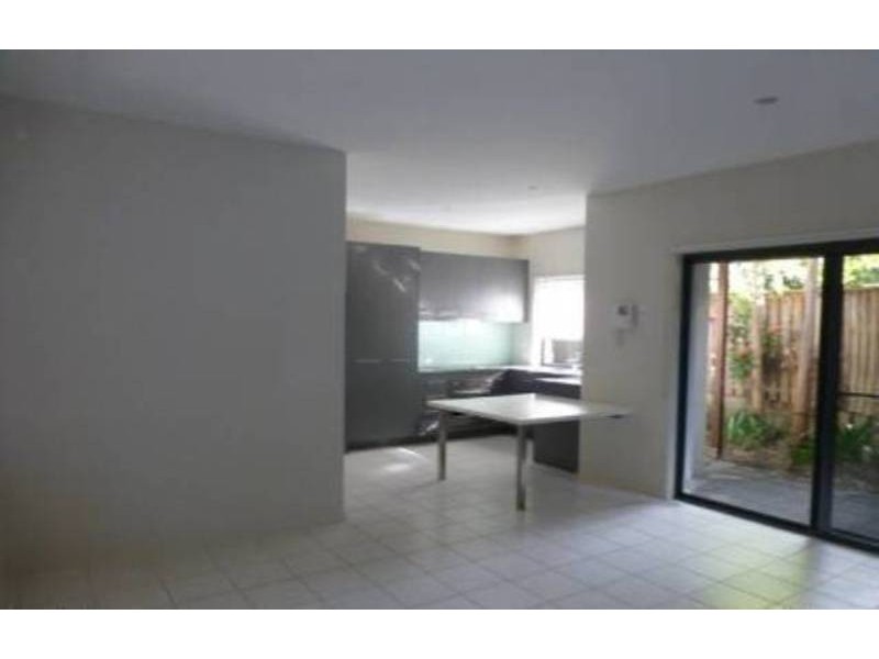 4/73 Benowa Road, Southport QLD 4215