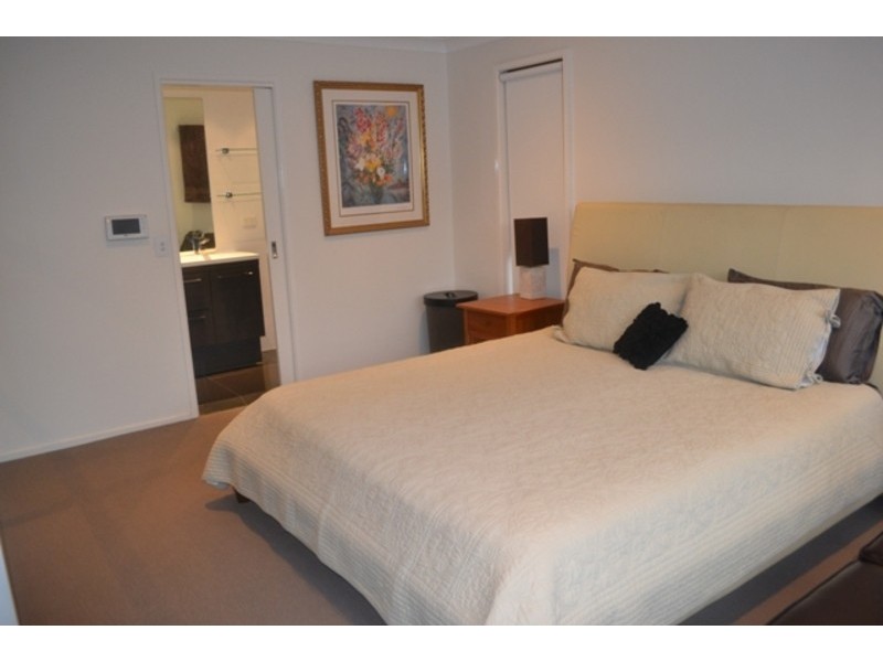 12 Buena Vista Court, Broadbeach Waters QLD 4218