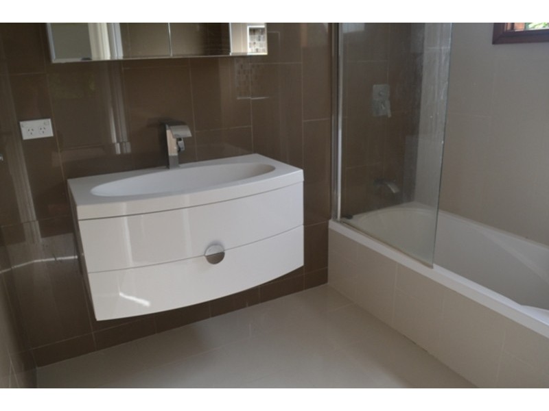 113 Kindra Avenue, Southport QLD 4215