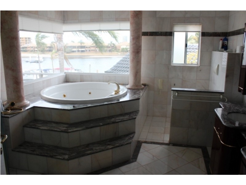 12/131 Morala Avenue, Runaway Bay QLD 4216