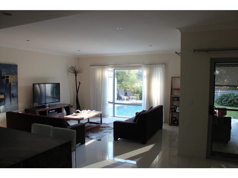 9111 Peter Senior Drive, Hope Island QLD 4212